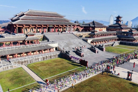 “光影賽道”燃情開跑！1.8萬跑者在橫店穿越五千年