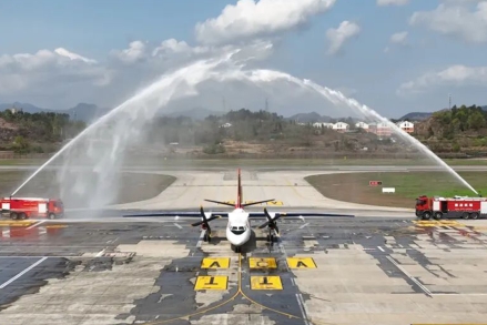 双擎赋能，双翼齐飞，横店机场2150米跑道正式启用，新舟60灭火飞机入列