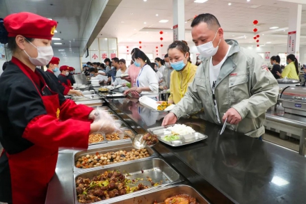 9位厨师让5000名员工吃得欢！这个食堂有“秘诀”